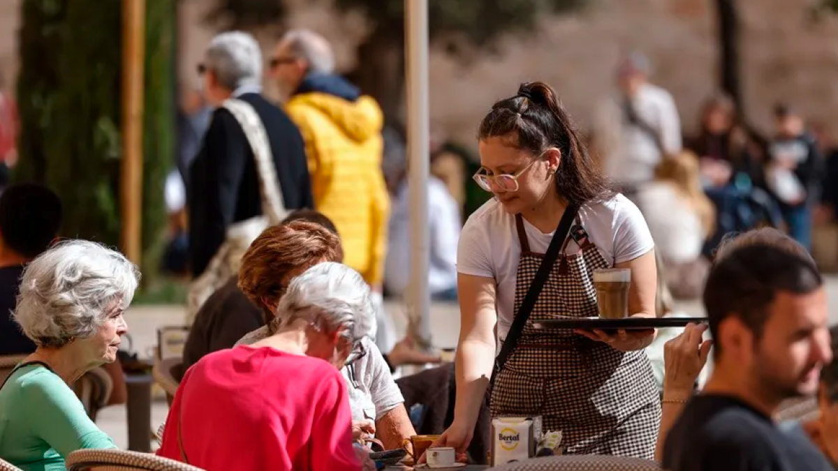 Una mujer trabajando en la hostelería.