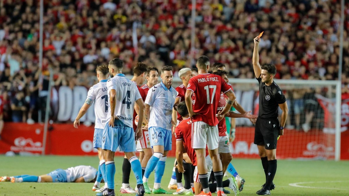 Eder Mallo en el momento en el que saca tarjeta roja a Nacho González.