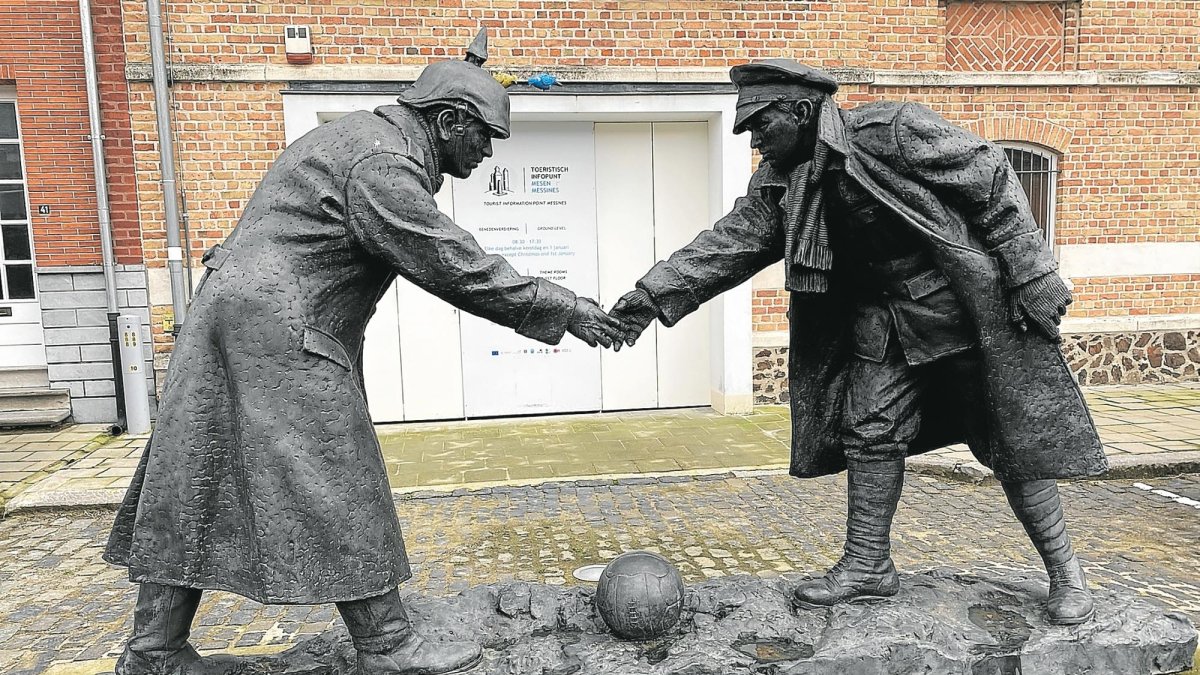 El artista Andrew Edwards plasmó el espíritu de la ‘Tregua de Navidad’ en la escultura ‘All Together Now’.