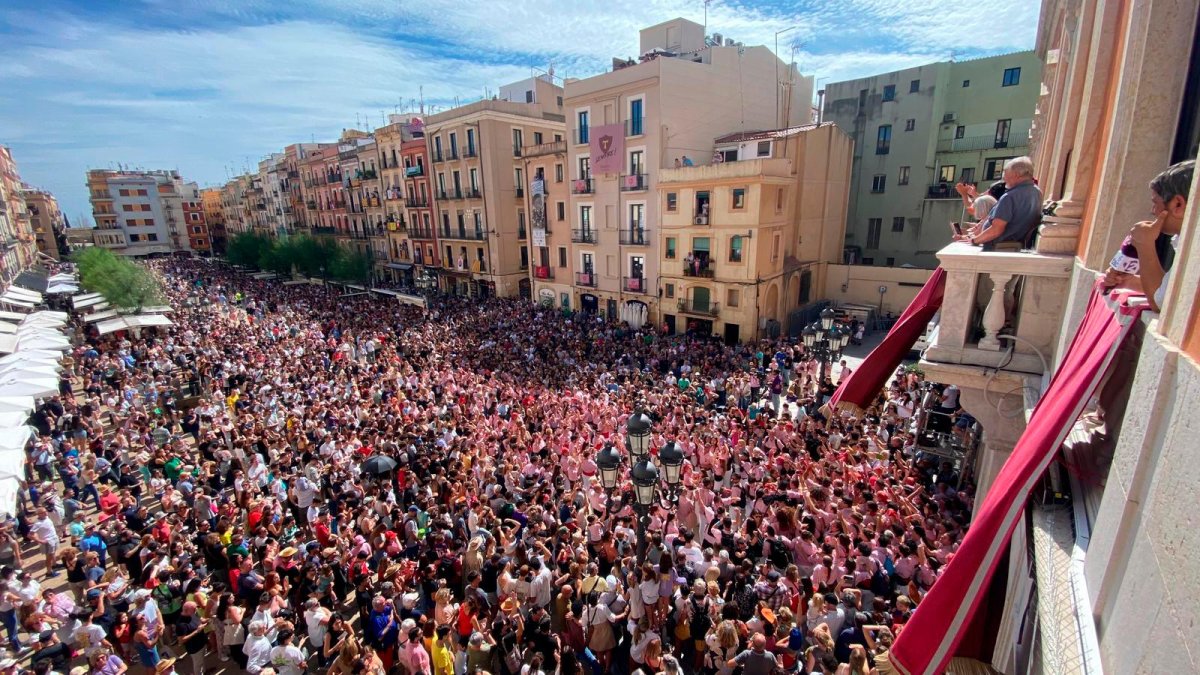 La Plaça de la Font abarrotada de gente durante los Pilars Caminant.