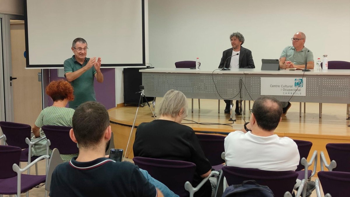 Salvador Matas presentó el acto de Jordi Barberà y Fèlix Alonso en el Centre Cultural.