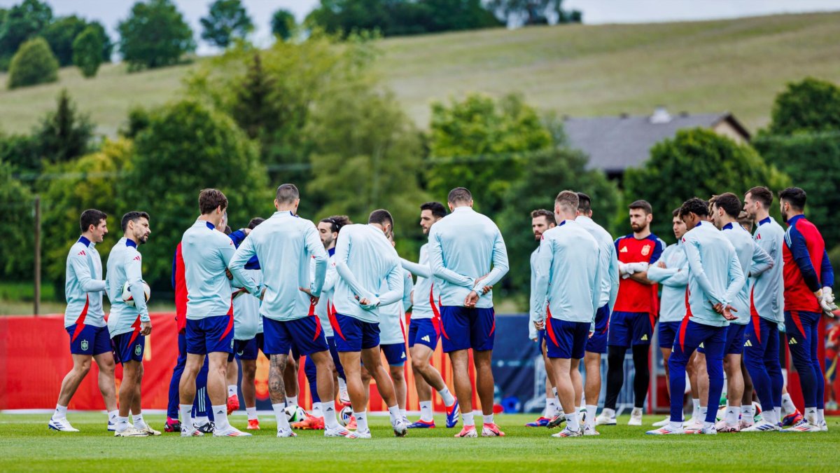 Los jugadores de la selección española preparando el debut de esta tarde ante Croacia en Berlín.