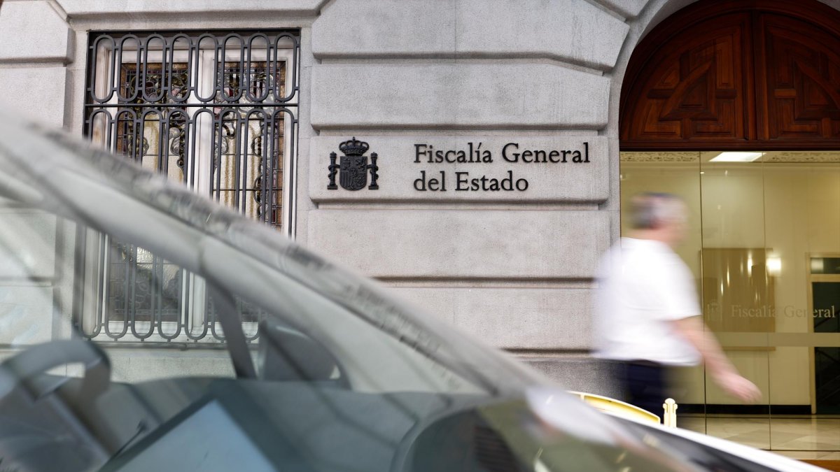 Puerta del edificio sede de la Fiscalía General del Estado, en Madrid.