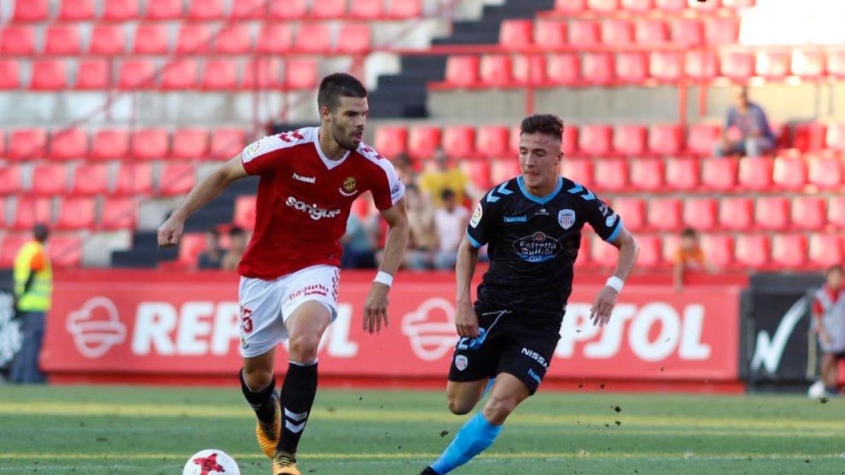 Carlos Blanco en la temporada 2017-2018 en las filas del Nàstic en Segunda División.