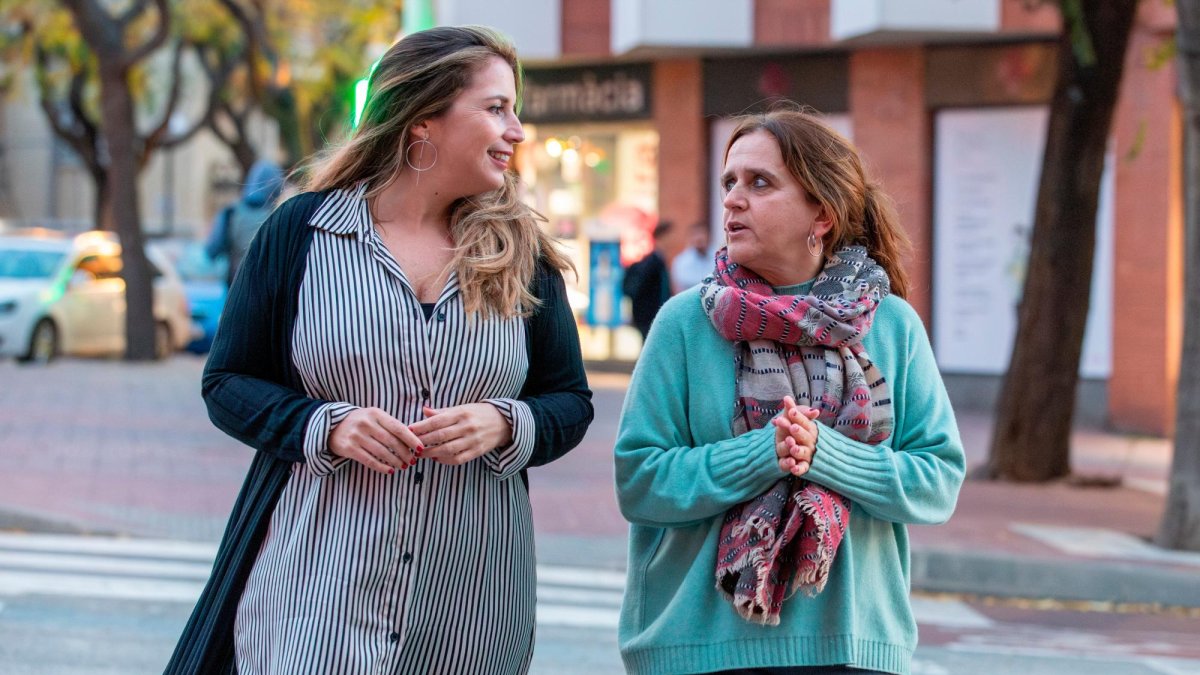 Candela López y Gemma Tarafa, este martes en la Avinguda Marquès de Montoliu de Tarragona.