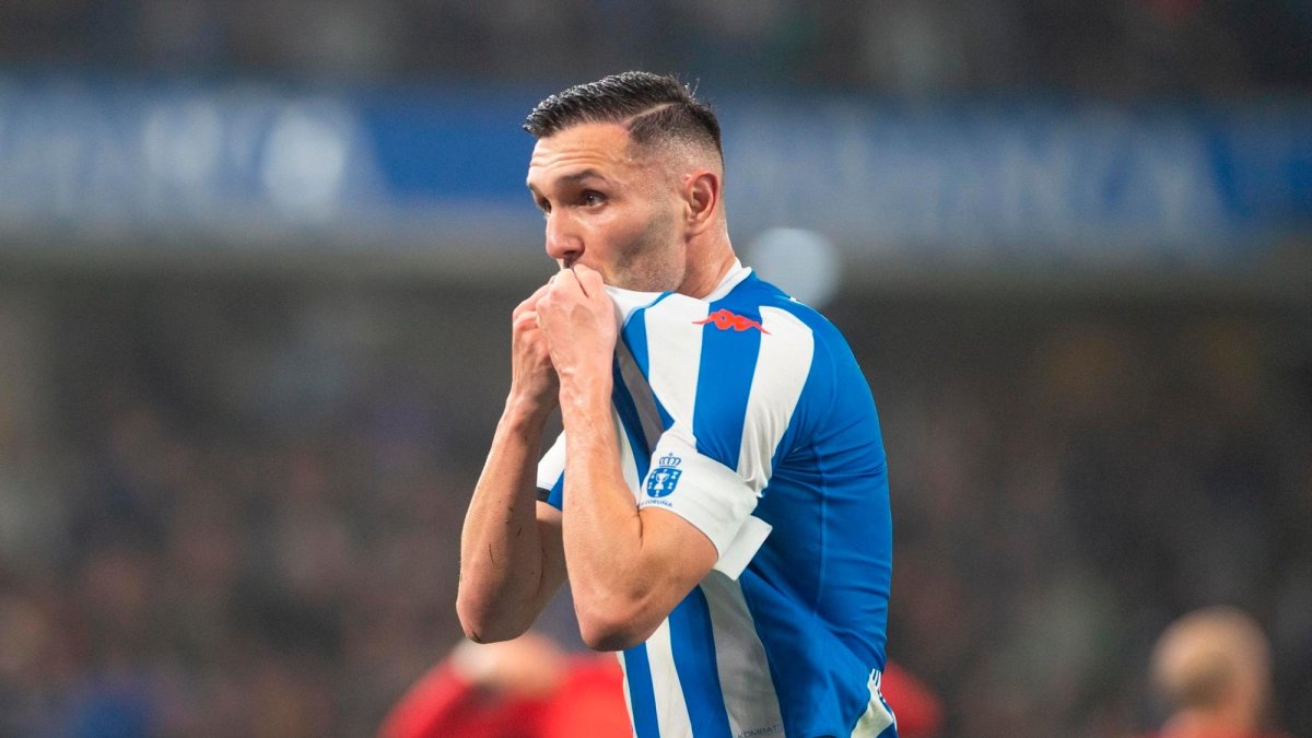 Lucas Pérez celebra un gol con el Deportivo en el Nou Estadi.
