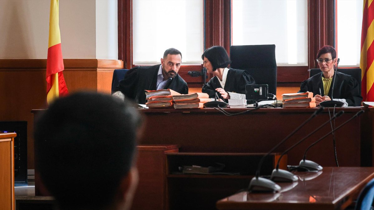 El acusado justo antes del juicio con los magistrados del tribunal.