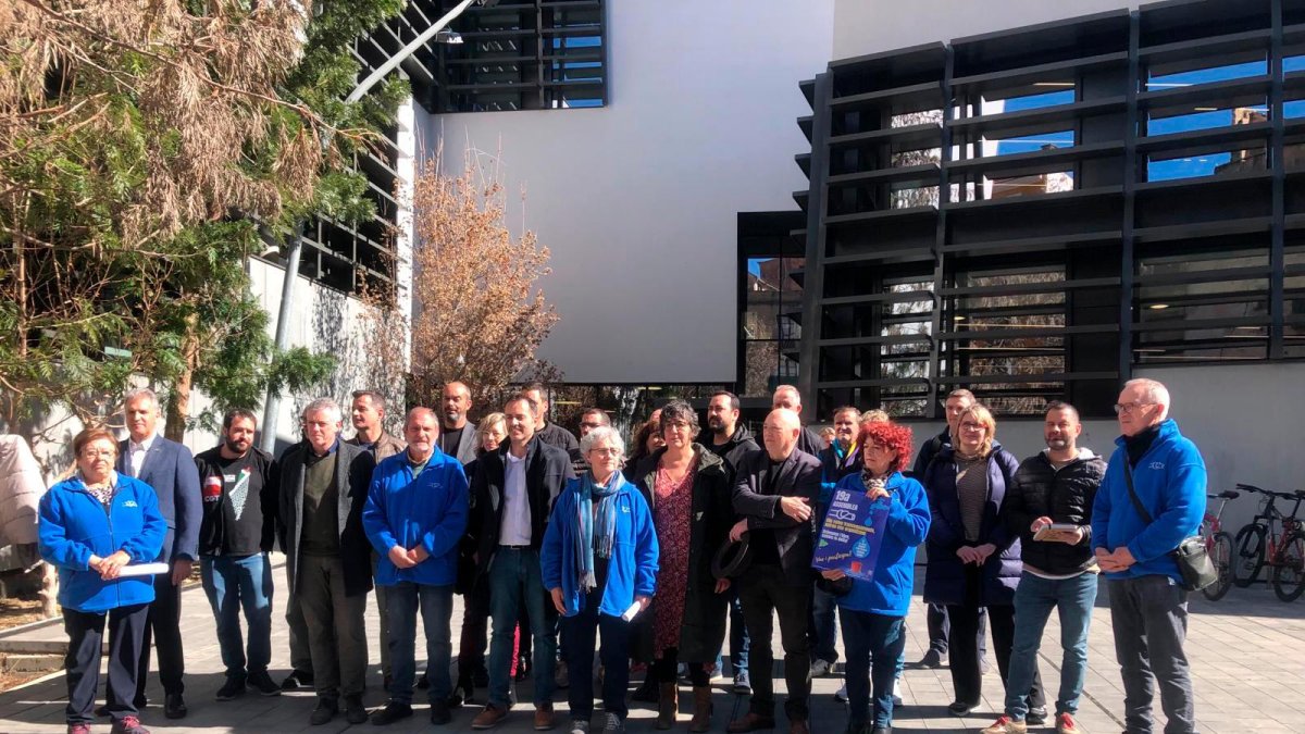 Membres de la PDE, alcaldes i representats d’institucions, col·lectius i sindicats, davant la delegació del Govern a l’Ebre.