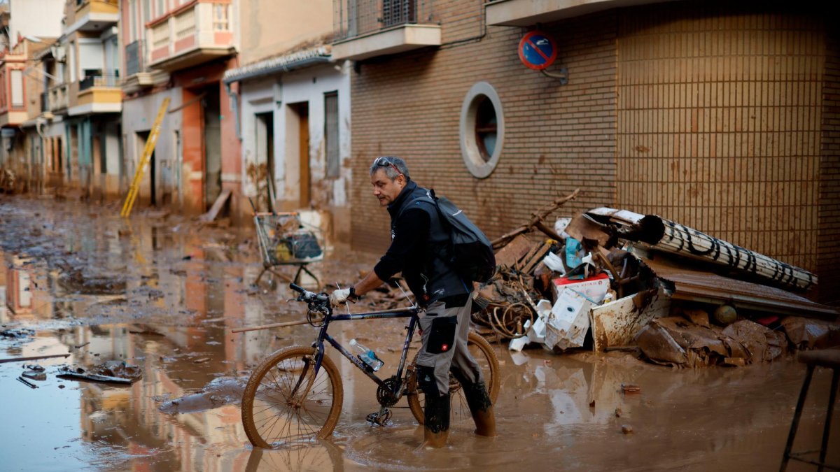 Una persona afectada por la dana de Valencia