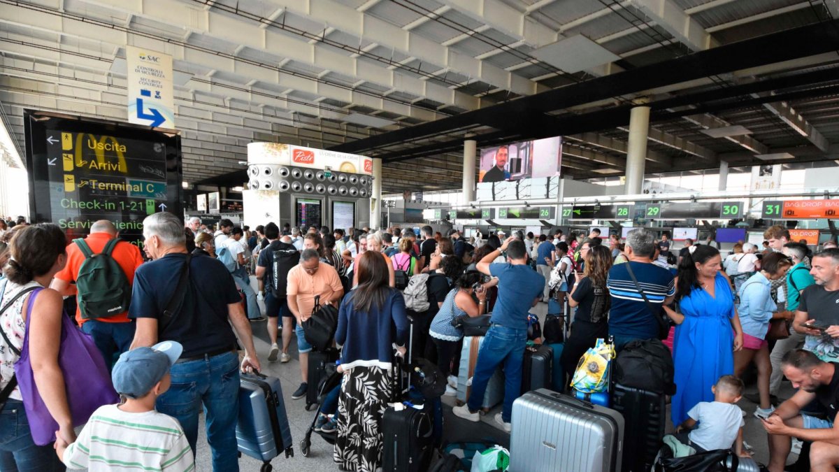 Miles de viajeros han sufrido la cancelación de sus vuelos.