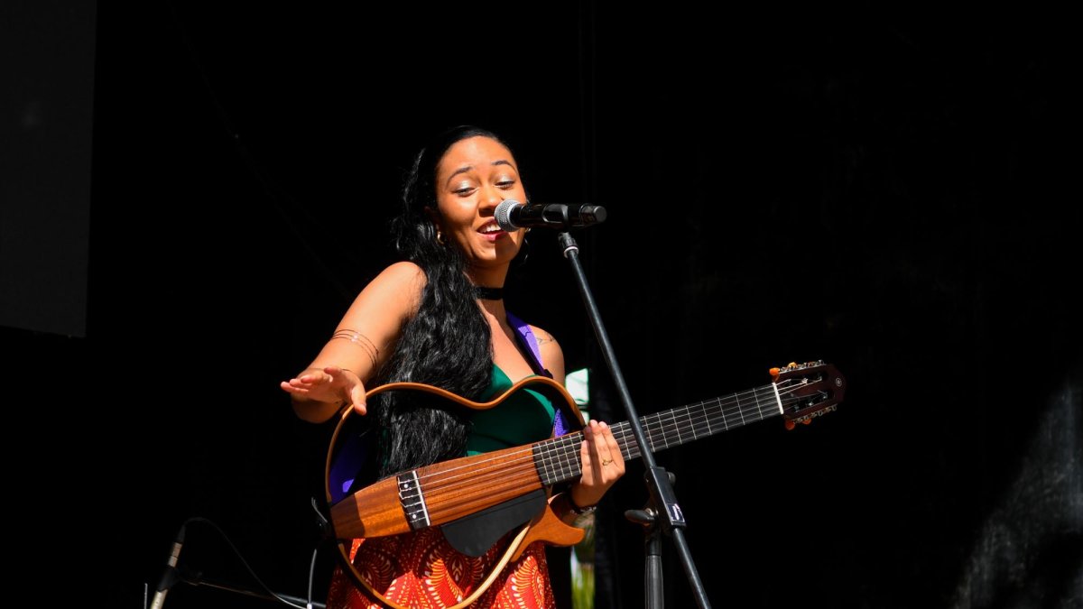 Sara Aldana ha abierto la jornada de conciertos en el Castell de Vila-seca.