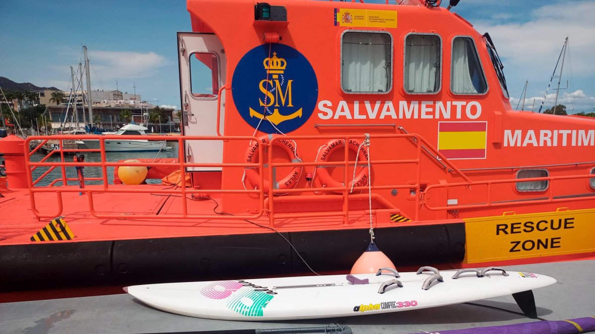 La tabla de surf y la vela delante de la embarcación de Salvamento Marítimo Salvamar Achernar.