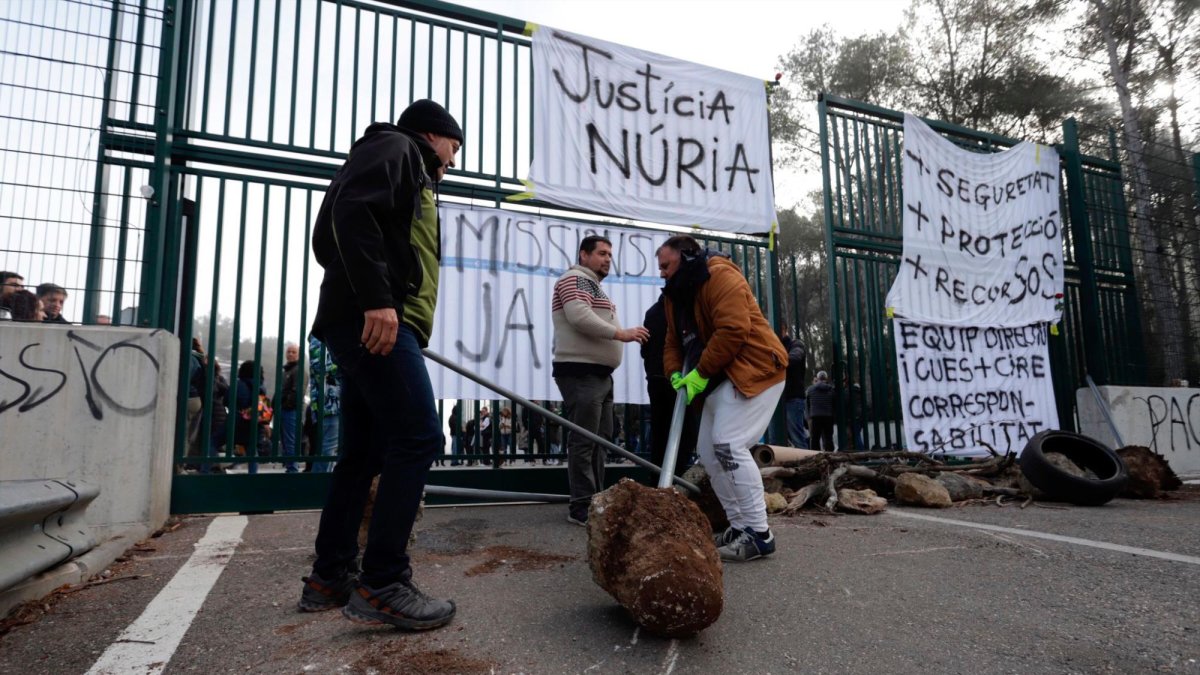 Pancartas en el recinto exterior.