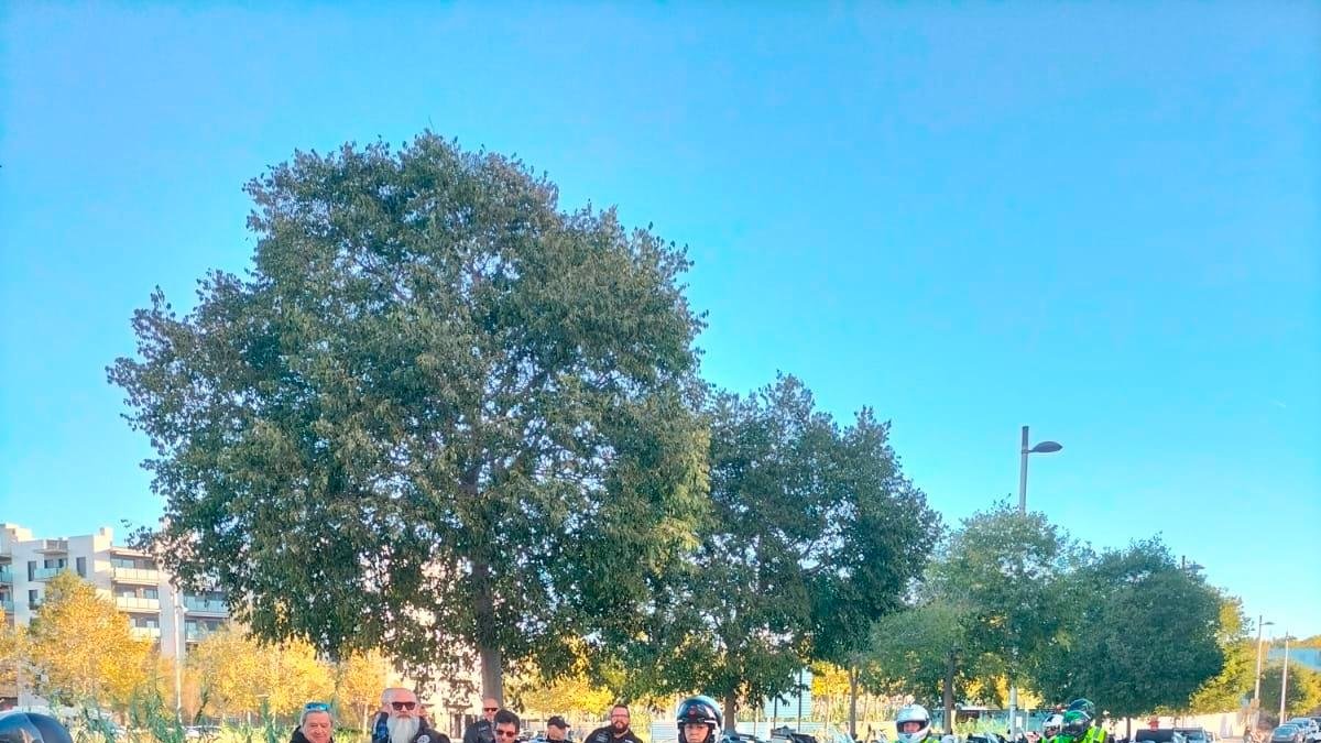 Algunos de los integrantes del grupo, el sábado delante de la Comandancia de la Guardia Civil de Tarragona.