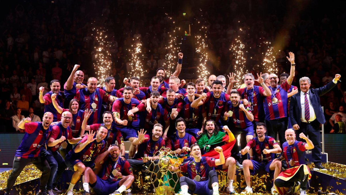 La plantila azulgrana, con el trofeo de la Champions.