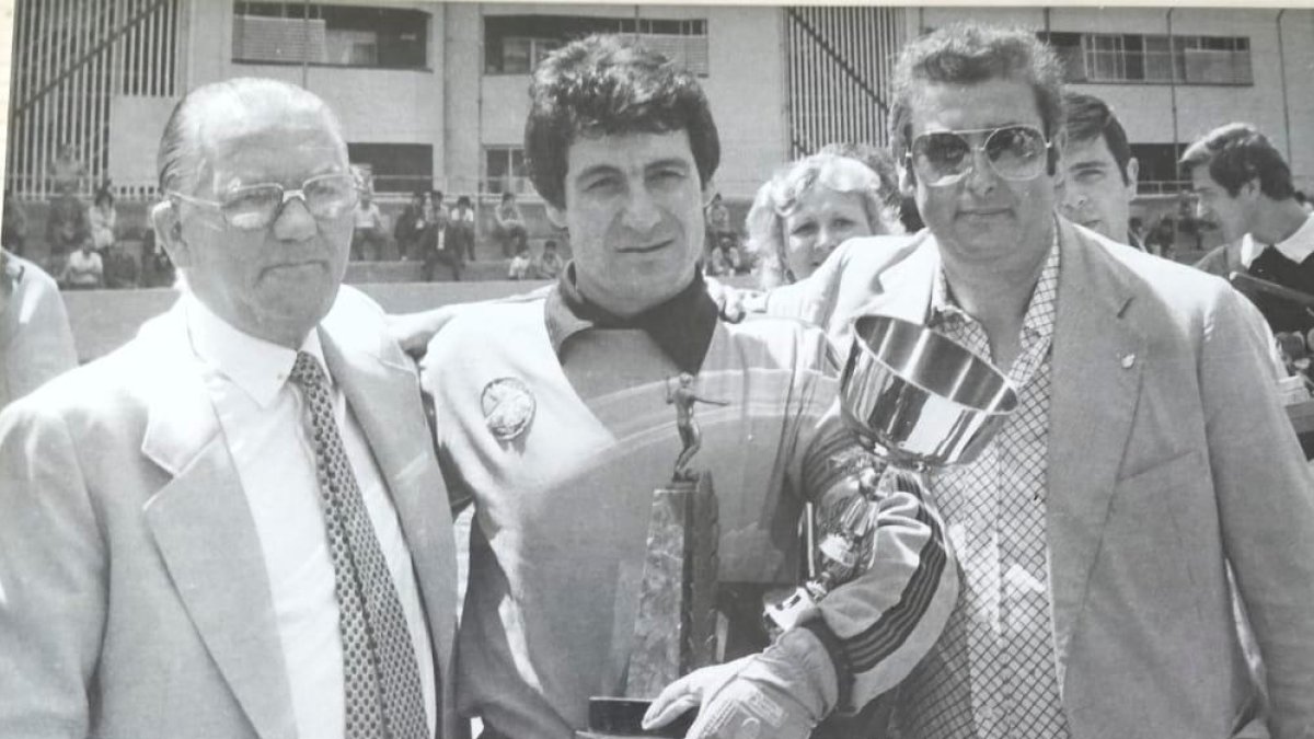 Pep Rovira en el centro de la imagen en su época como portero.