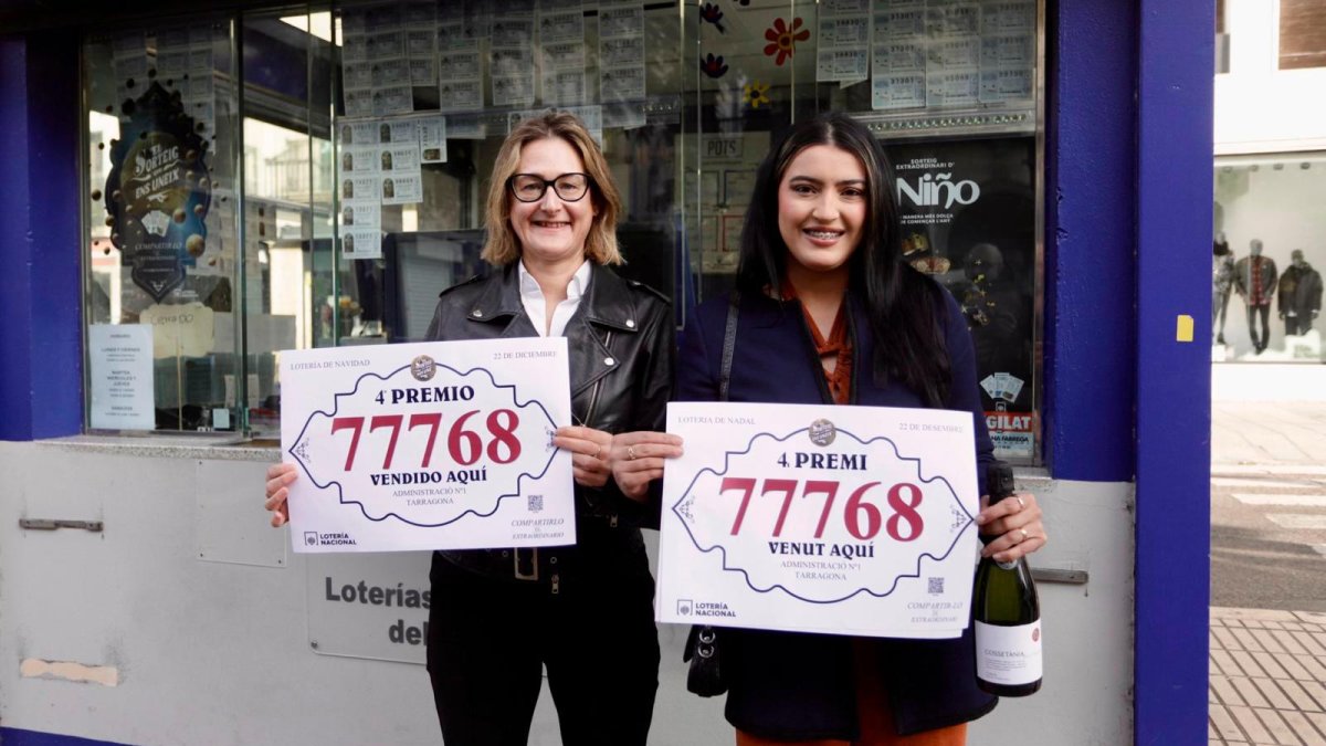 La administradora del kiosco de Tarragona con una trabajadora.