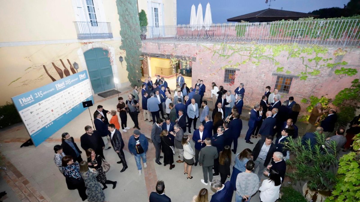 Casi 400 invitados en la gala del 215 aniversario del Diari.