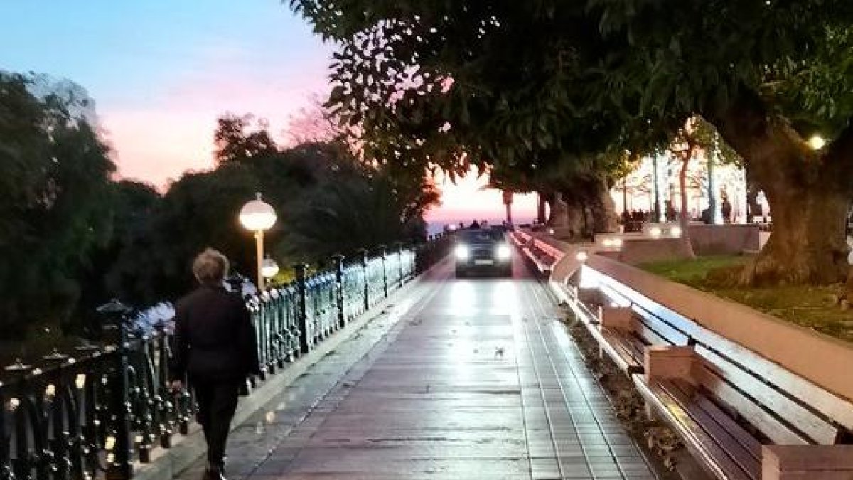 Tarragona: el conductor que ha ido a ‘tocar ferro’ sin bajarse del coche