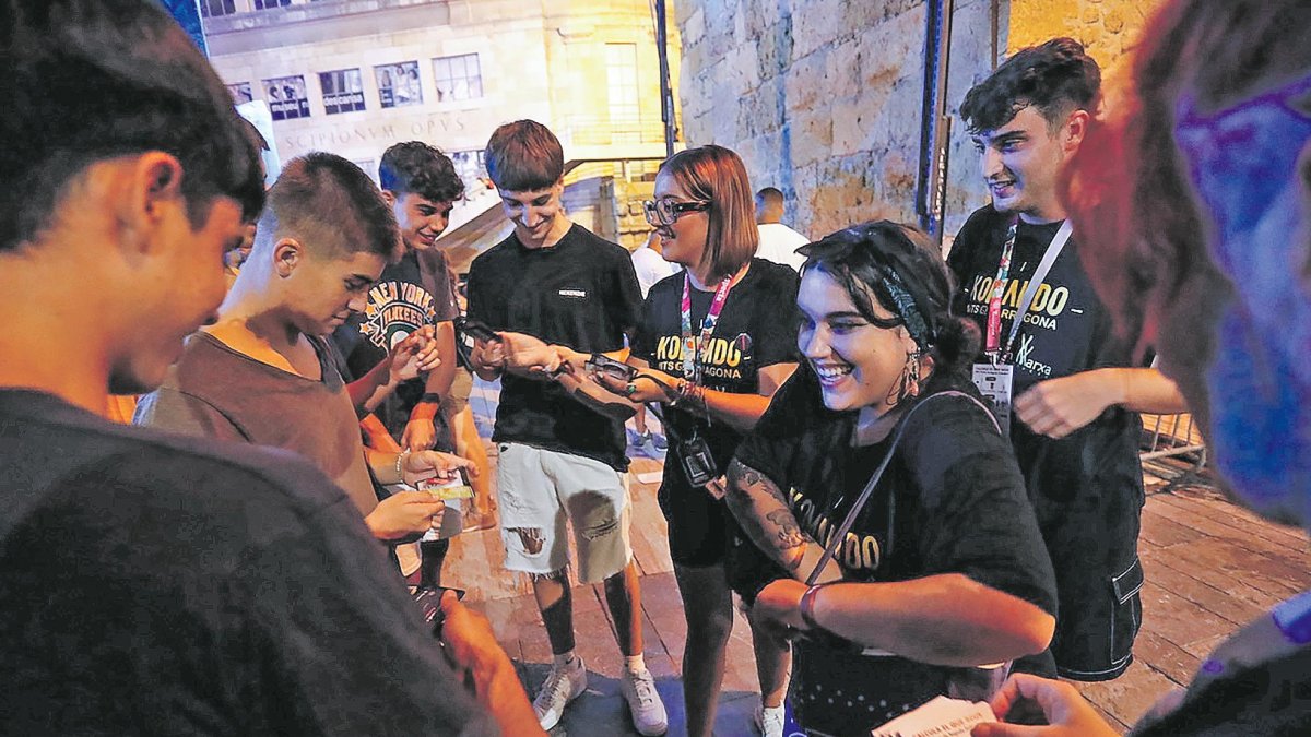 Miembros del Komando Nits Q ayer antes de la Revetlla Iluminada.