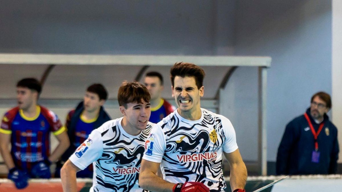 Marc Julià, celebrando uno de sus tres goles junto a Guillem Jansà.
