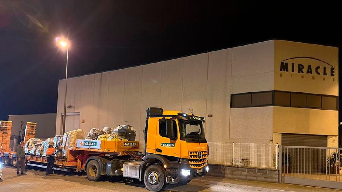 Los camiones preparados para llevar ayuda de Calafell a Valencia.