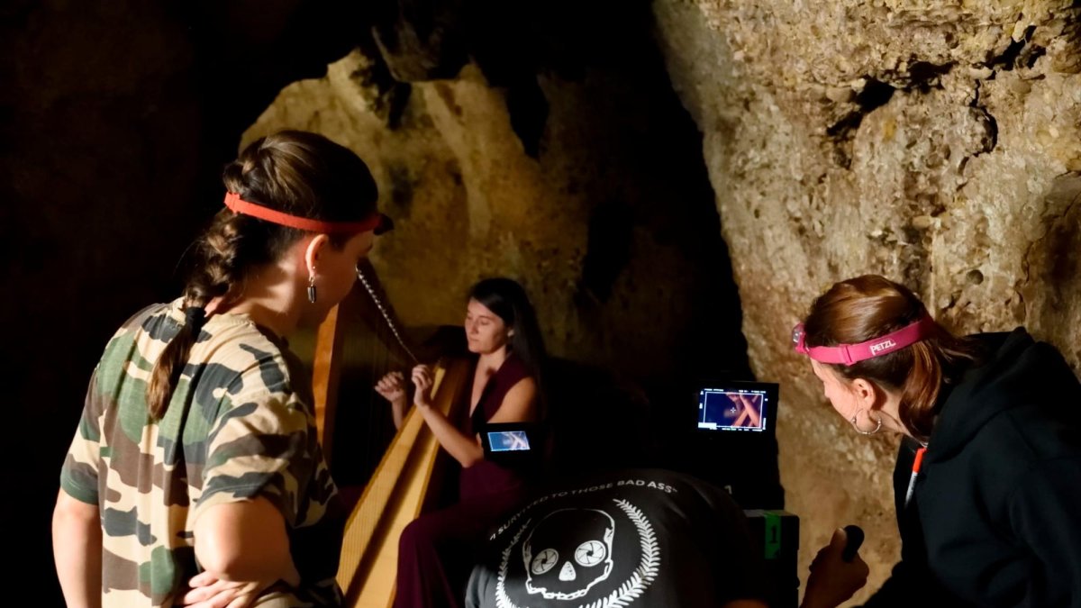 Un dels moments de la gravació del documental a dins de la cova.