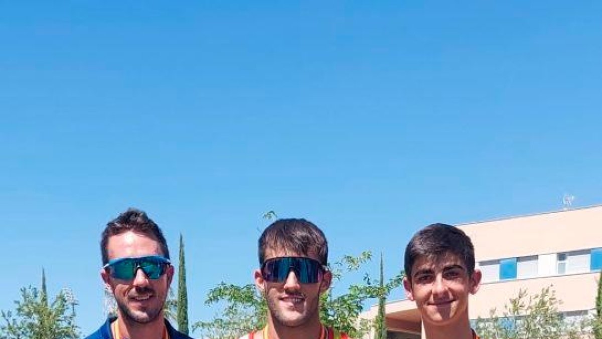 Gimeno (centro) posa con el trofeo de subcampeón.