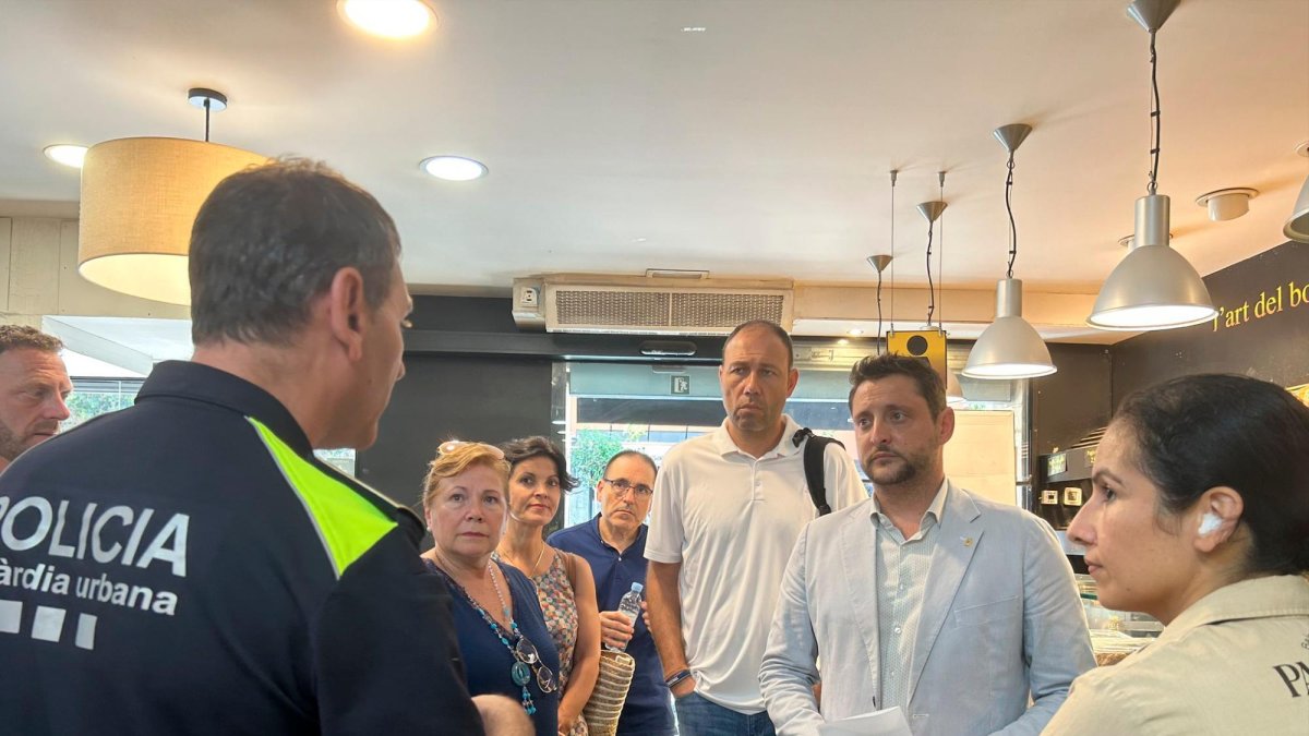 El alcalde, el concejal Álvarez y el jefe de la Guàrdia Urbana hablando hoy con representantes vecinales.