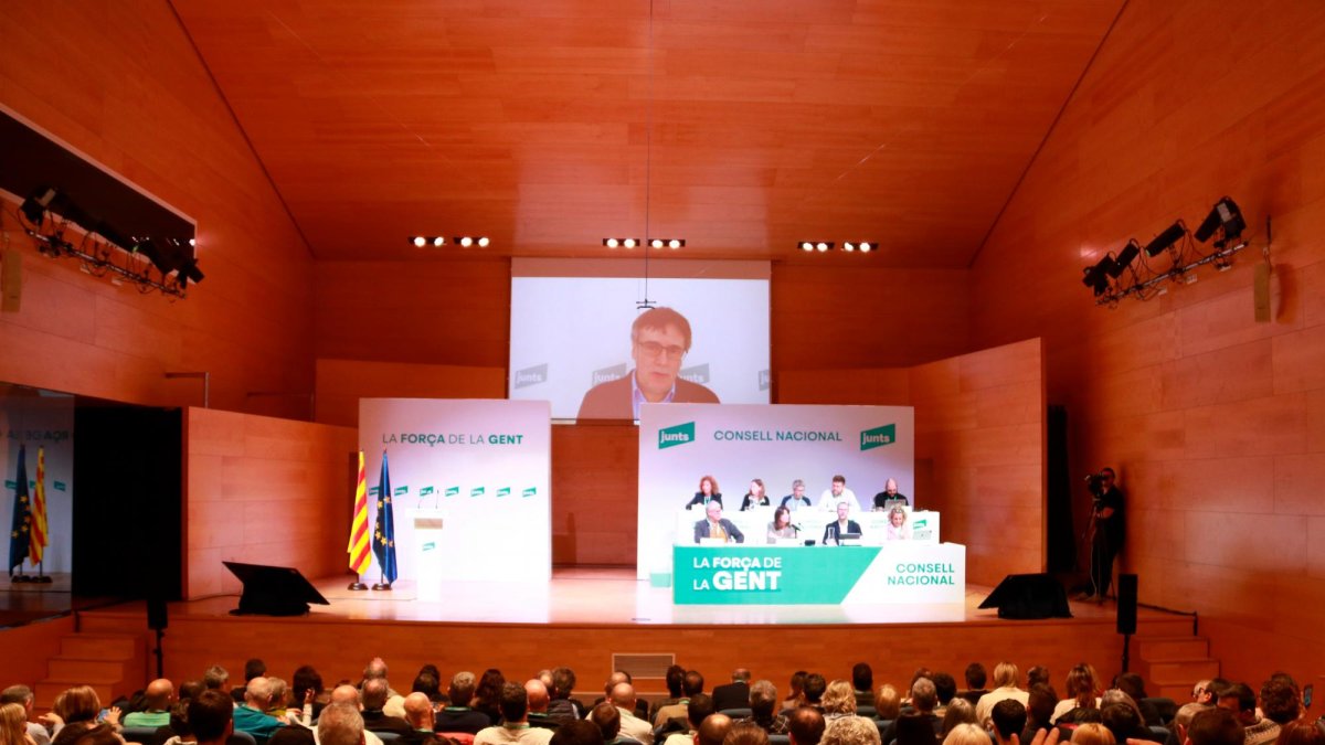 El expresidente Carles Puigdemont ha entrado por videoconferencia.
