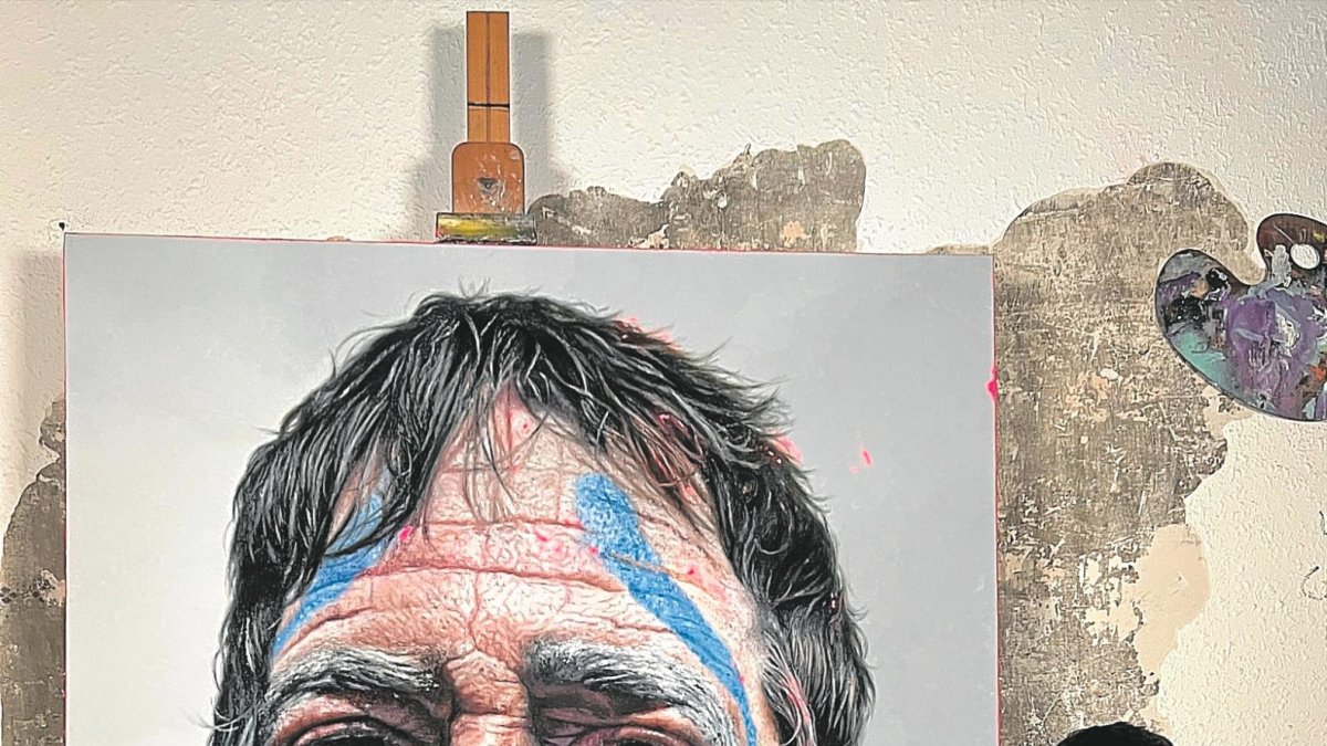 Albert Bonet posa con uno de sus cuadros realistas en el estudio que posee en Barcelona.