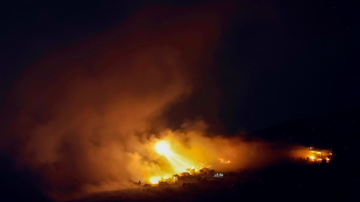 Fuego de artillería israelí en una aldea libanesa, al sur del país, esta pasada noche del 30 de septiembre al 1 de octubre.