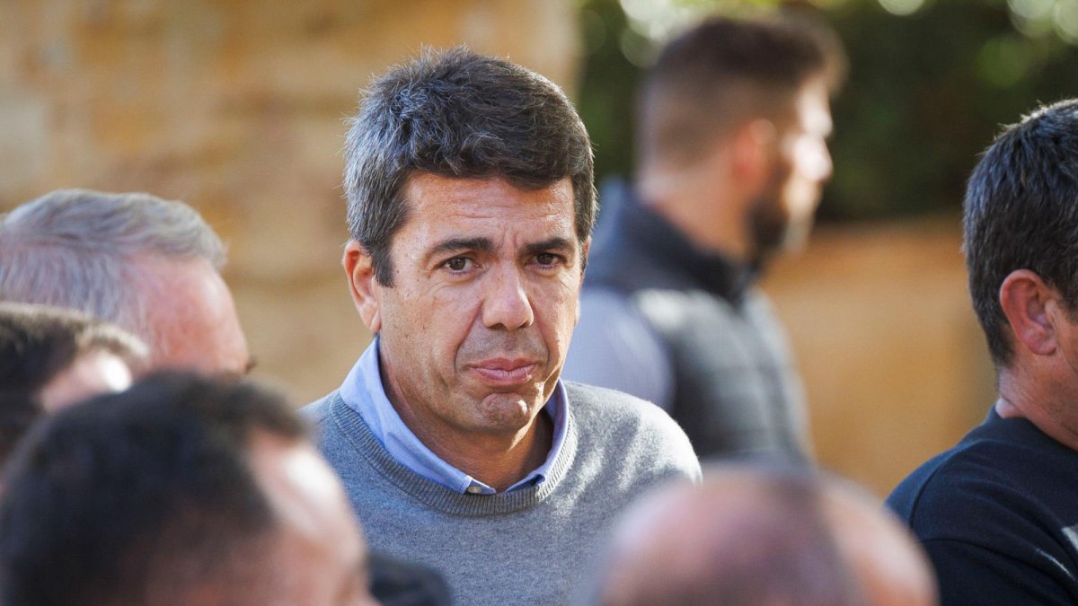 El presidente de la Generalitat Valenciana, Carlos Mazón, ha acompañado este martes a la reina Letizia y al rey Felipe VI durante la visita que han realizado a la localidad valenciana de Utiel para visitar las zonas afectadas tras la dana del pasado 29 de octubre.