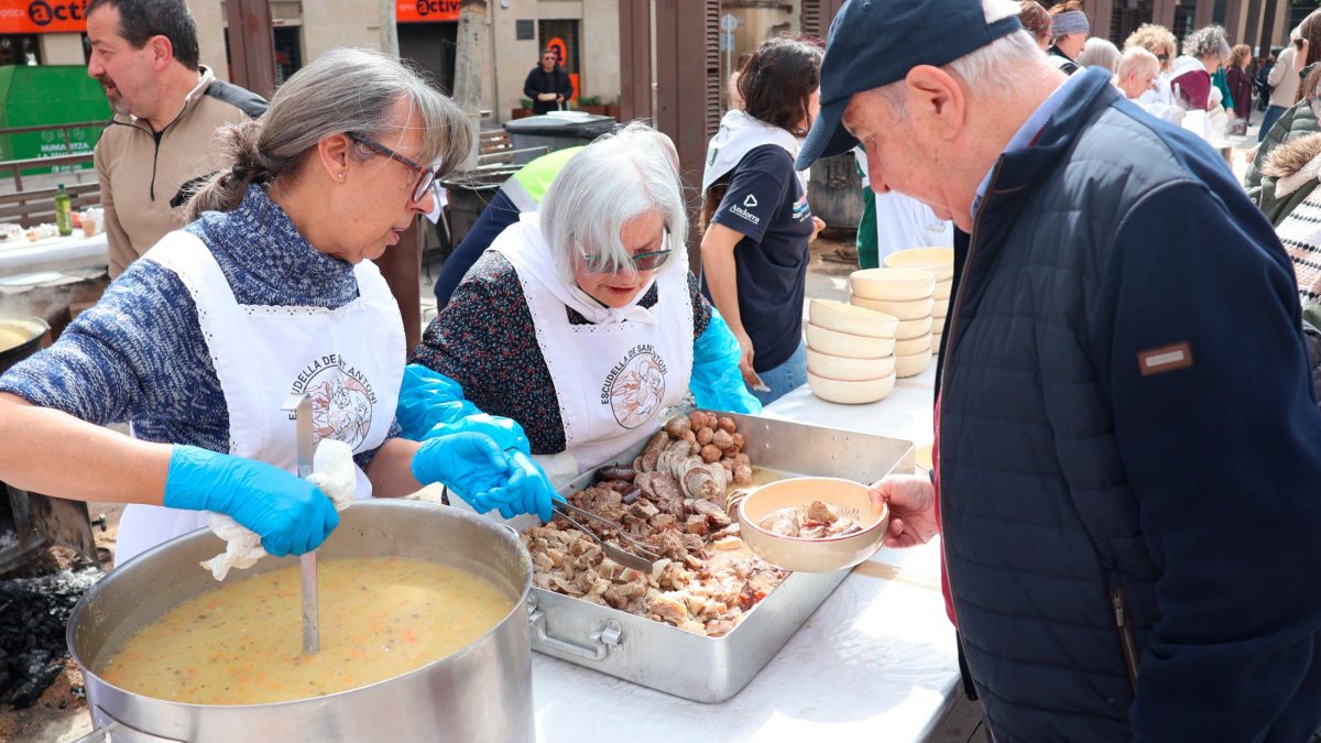 La festa gastronòmica va tenir lloc al Pati, on els comensals podien menjar a la mateixa plaça o prendre les racions a casa.