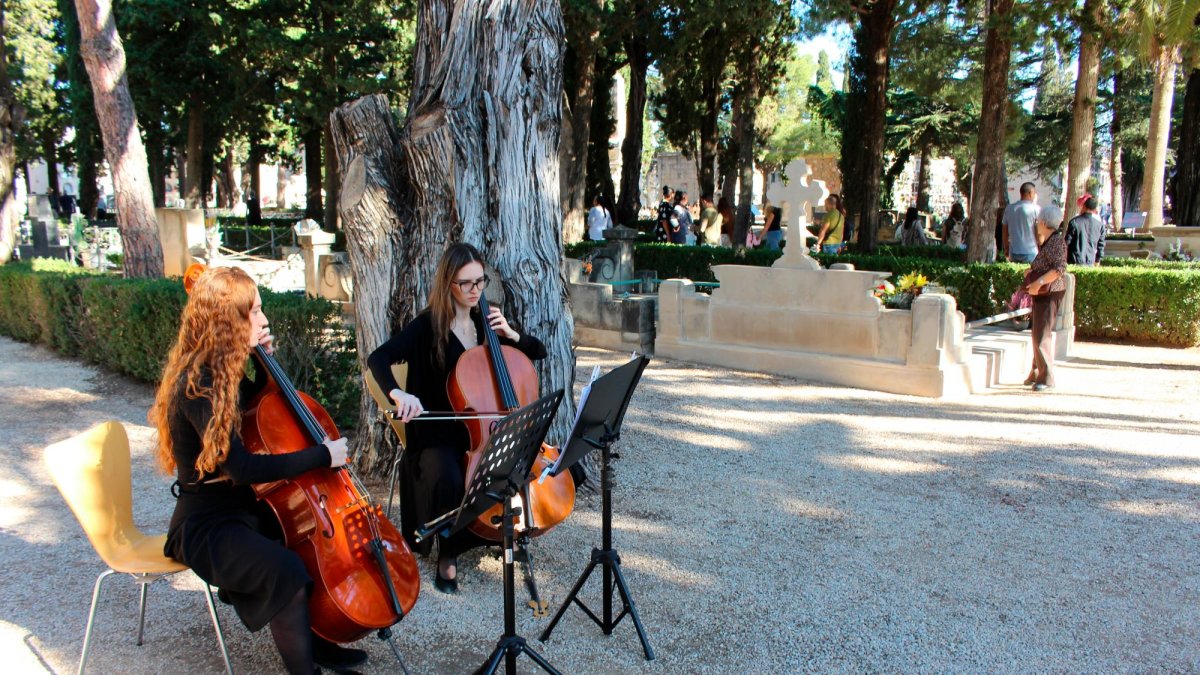 La música de dos violoncels sonarà al cementiri el dia 1 de novembre.