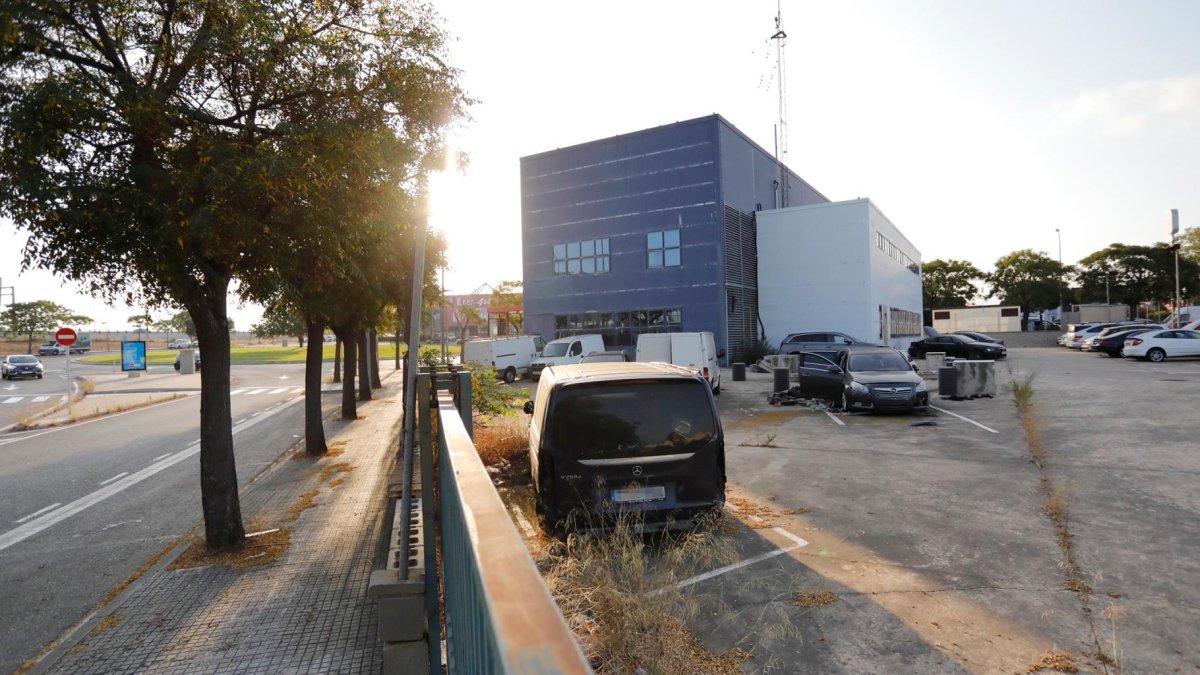 Imagen de ayer del inmueble de Les Gavarres que, hasta 2011, albergó a los Mossos d’Esquadra.