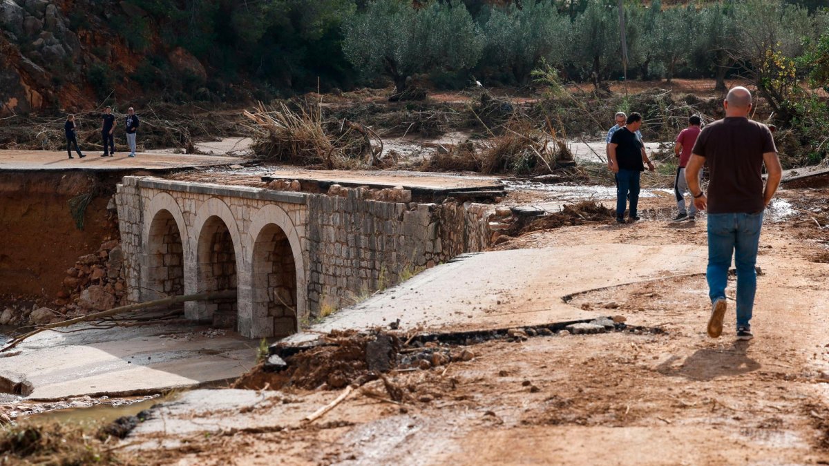 El puente de la carretera CV-379 a su paso por Chiva tras la DANA que asolado el sureste español y ha causado más de un centenar de muertos, este jueves.
