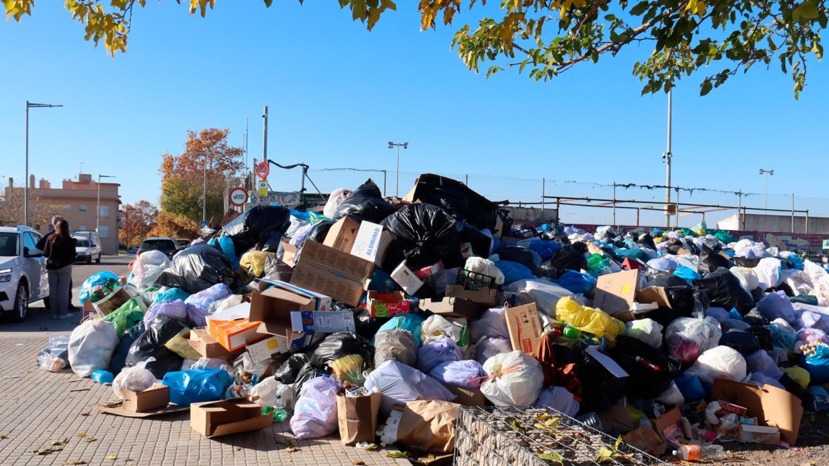 Imagen de los cientos de bolsas de basura acumuladas en el área de emergencia ubicada en las afueras de L’Arboç.