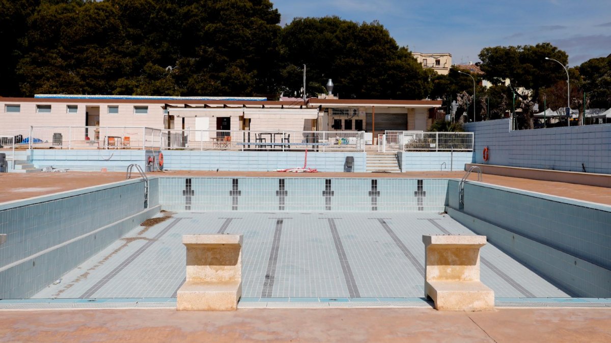 La piscina municipal de Altafula, completamente vacía, puesto que este verano se ha mantenido cerrada al público.
