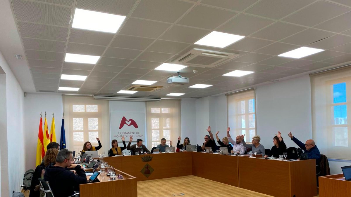 Momento de la votación en la sesión plenaria de Mont-roig dle Camp.