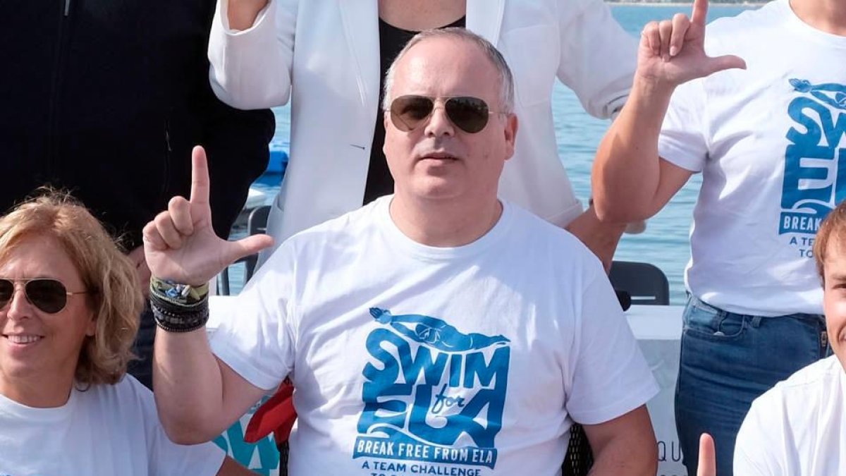 Siscu Morell realizando el signo de la lucha contra la  ELA.