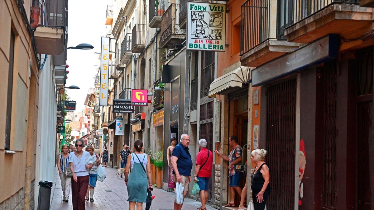 A prácticamente cualquier hora, la calle del Vent está muy transitada.