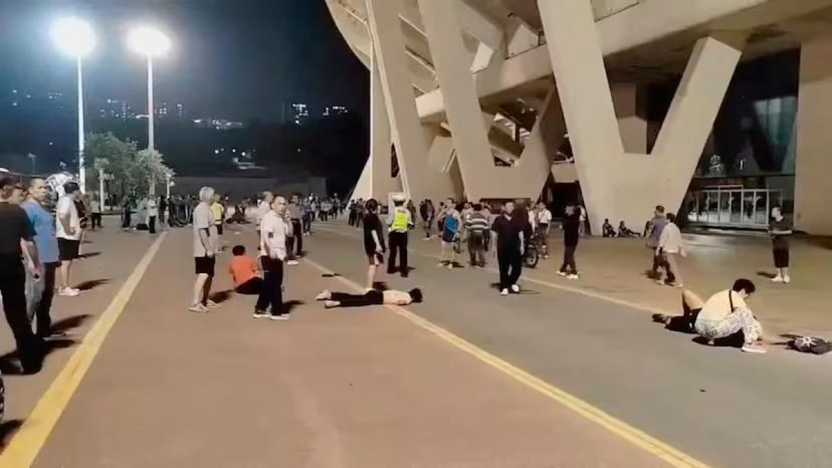 El conductor se dio a la fuga hasta que fue detenido por la policía “mientras sostenía un cuchillo y trataba de herirse a sí mismo”.