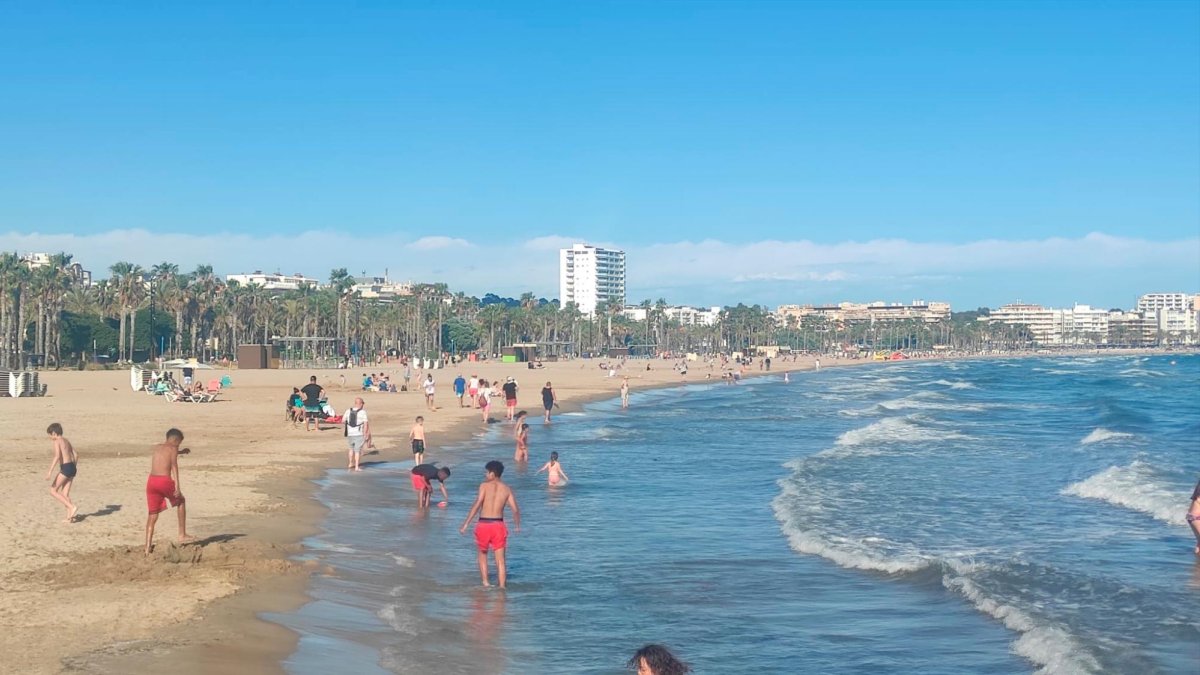 Playa de Llevant de Salou, con bañistas en el agua.