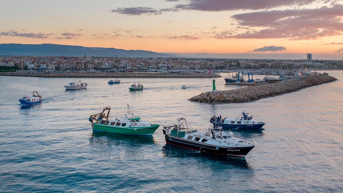 Salida de las embarcaciones de pesca de arrastre.