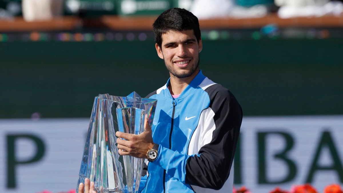 Carlos Alcaraz posa con el trofeo que le acredita como campeón de Indian Wells.