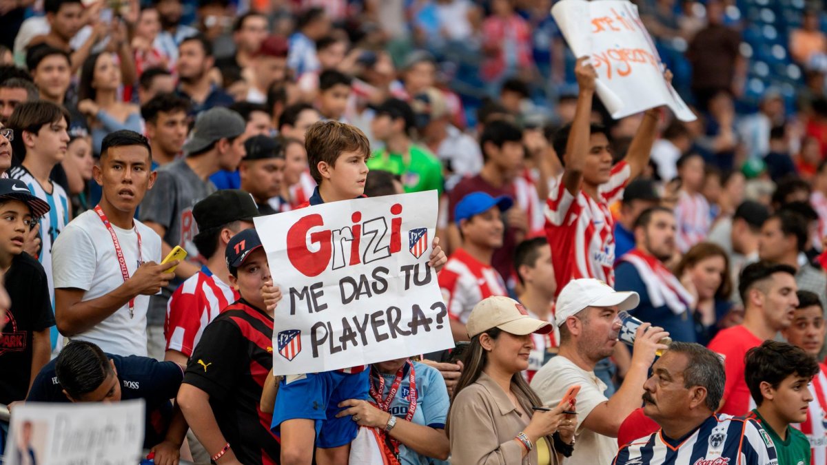 Los aficionados del fútbol español podrán seguir LaLiga a través de tres plataformas (Orange, DAZN y Movistar).