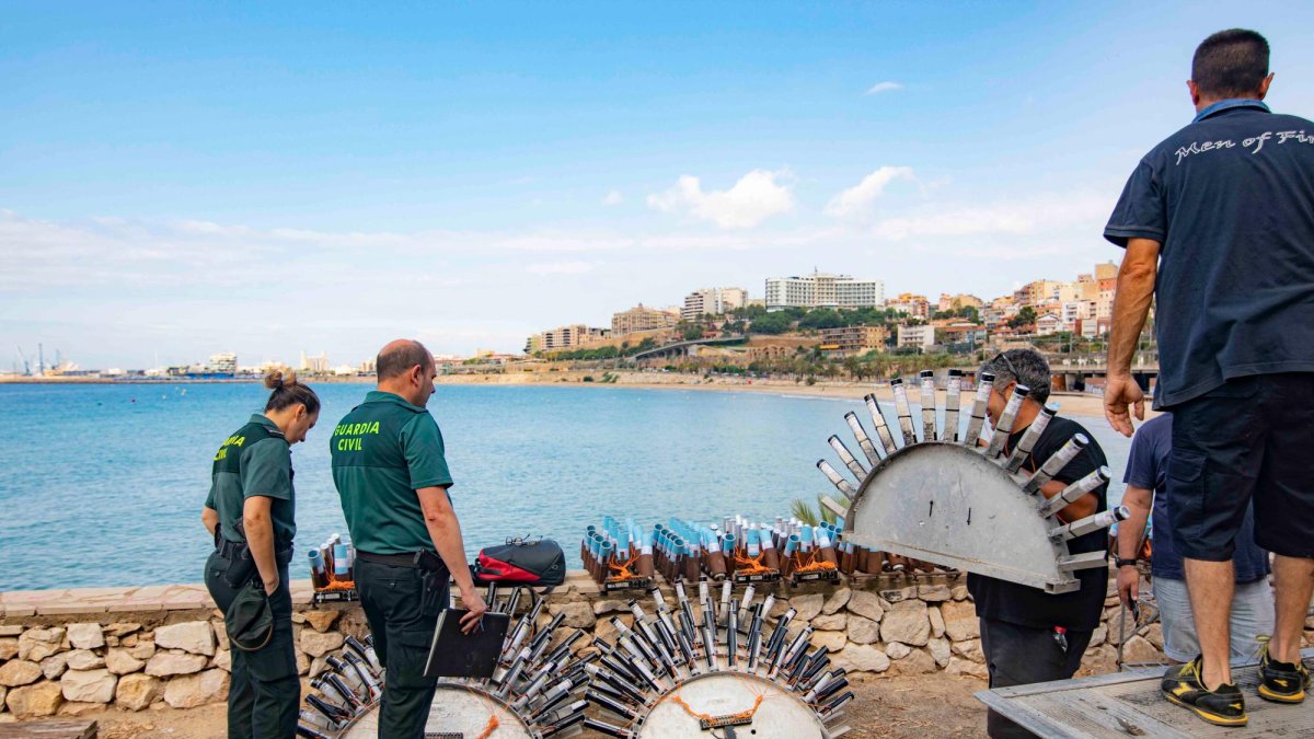 Agentes de la Guardia Civil inspeccionando el montaje el primer día del concurso.