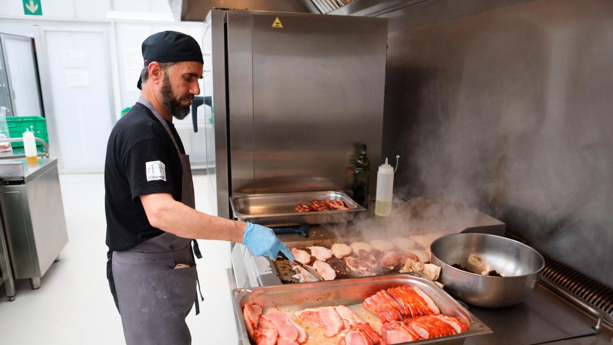 Un cocinero prepara la comida en el Centre Social El Roser, el espacio de alojamiento que abrió el año pasado.
