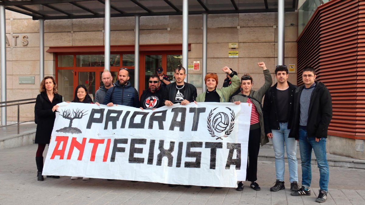 Un grup de persones protestant contra el judici a un jove acusat d’agredir a un mosso.